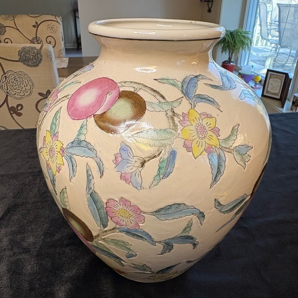 Vintage WBI Chinese Chinoiserie Enameled Porcelain Mantel Urn or Vase - Picture 3 of 8